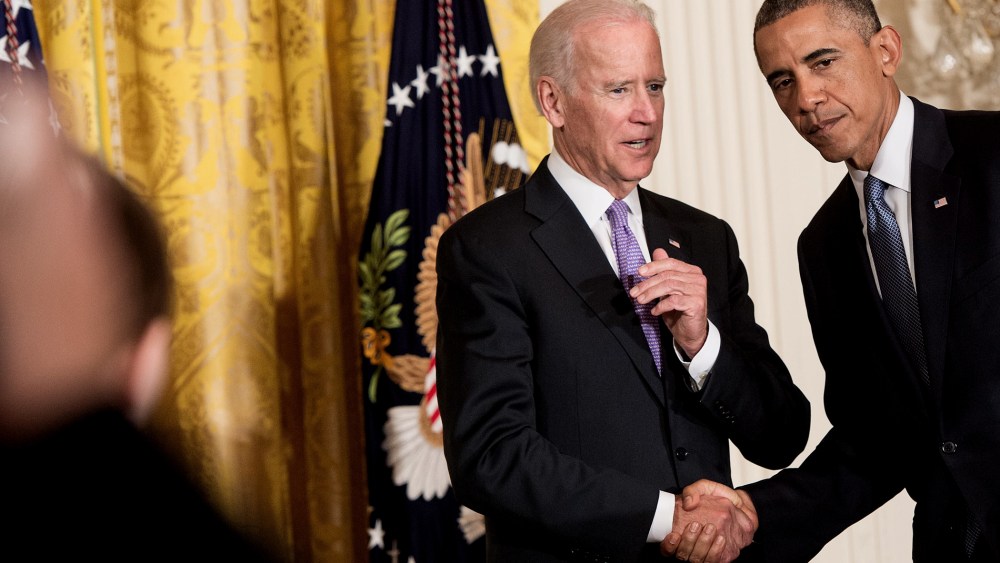 US President Barack Obama shakes hands with Vice President Joe Biden after speaking at the White House in Washington on Sept. 19, 2014.