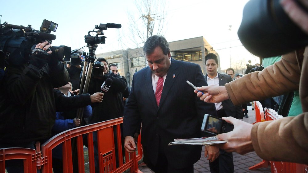 New Jersey Gov. Chris Christie enters the Borough Hall in Fort Lee to apologize to Mayor Mark Sokolich on January 9, 2014 in Fort Lee, New Jersey.