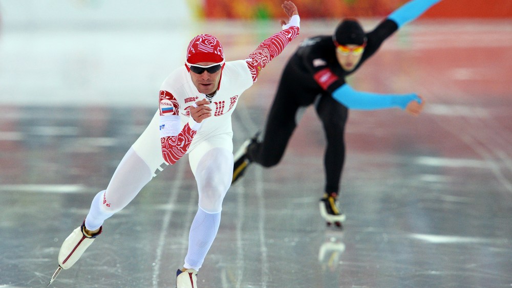 Russia's Yevgeny Seryayev (L) and US Emery Lehman compete in the Men's Speed Skating 10000m, Feb. 18, 2014.
