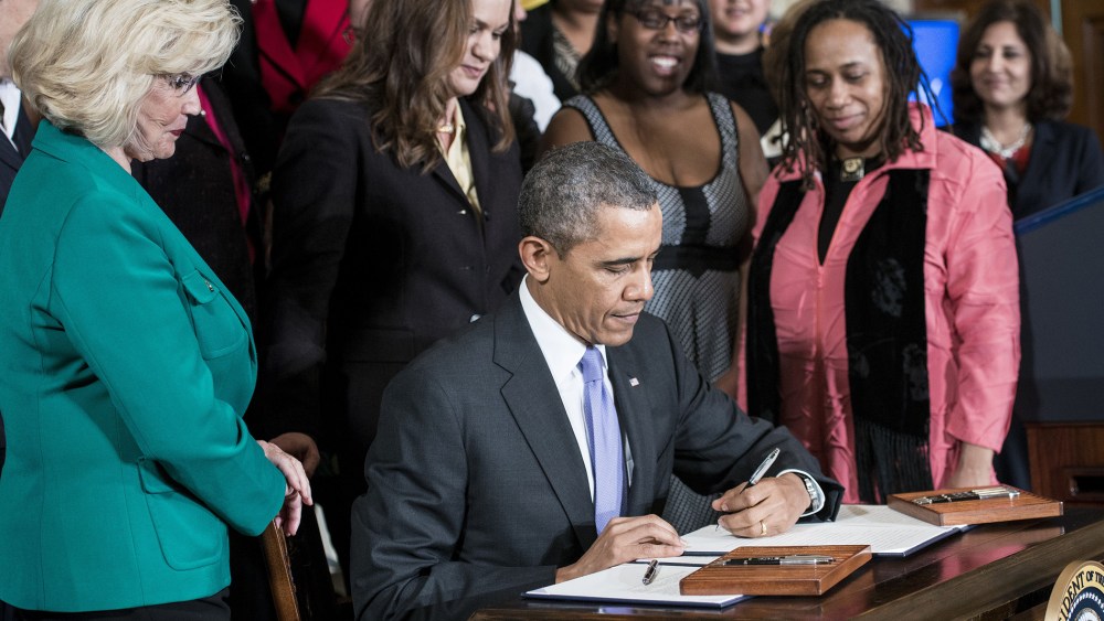 US President Barack Obama signs an executive order during an event in the East Room of the White House April 8, 2014 in Washington, DC.