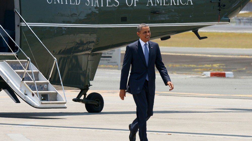 US President Barack Obama walks from Marine One to Air Force One, April 29, 2014.
