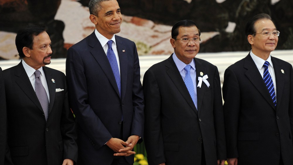 US President Barack Obama (2nd L) stands with Brunei's Sultan Hassanal Bolkiah (L), Cambodian Prime Minister Hun Sen (2nd R) and Chinese Prime Minister Wen Jiabao (R) for a family picture ahead of the 7th East Asia Summit in Phnom Penh on November 20,...