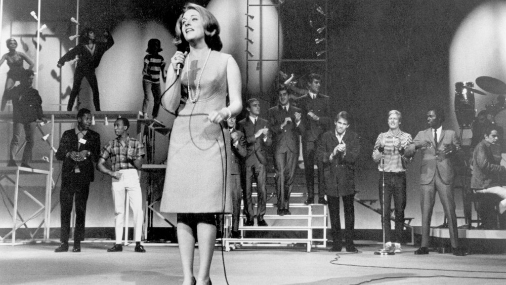 Leslie Gore, performing in 1970.