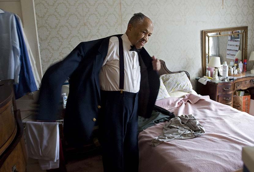 Eugene Allen, 88, a retired White House butler, who has served eight presidents, tries on his old tuxedo. (Photo by Kevin Clark/Washington Post/Getty)