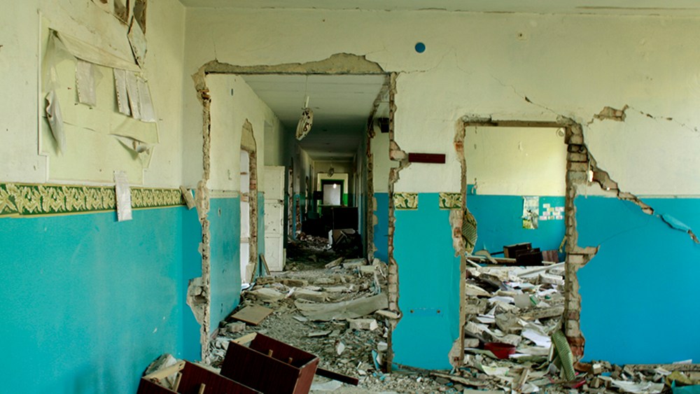 School in Nikishine, eastern Ukraine, damaged during fighting between Ukrainian government and rebel forces from Aug. 2014 to Feb. 2015. (Photo by Yulia Gorbunova/Human Rights Watch)