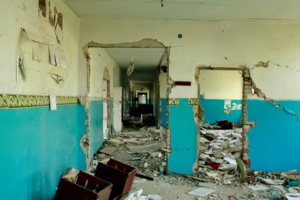School in Nikishine, eastern Ukraine, damaged during fighting between Ukrainian government and rebel forces from Aug. 2014 to Feb. 2015. (Photo by Yulia Gorbunova/Human Rights Watch)