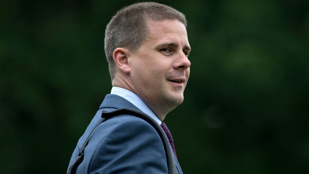 White House Press senior adviser Dan Pfeiffer, walks across the South Lawn of the White House to board Marine One, Aug. 6, 2013, in Washington, D.C. (Photo by Carolyn Kaster/AP)