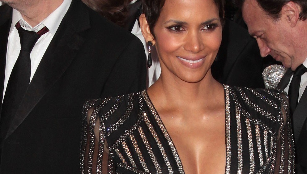 24 February 2013 - Los Angeles, CA - Halle Berry arrives at The 85th Annual Academy Awards - Arrivals at the Dolby Theatre. Photo by Adam Orchon/Sipa USA (Sipa via AP Images)