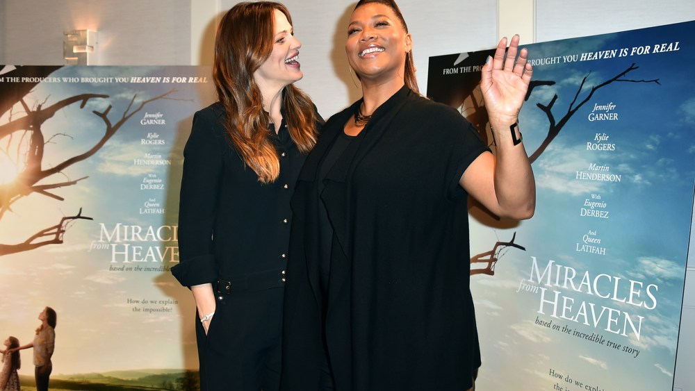 Jennifer Garner and Queen Latifah attend the "Miracles from Heaven" photo call at The London hotel on Mar. 4, 2016 in West Hollywood, Calif. (Photo by Jordan Strauss/Invision/AP)