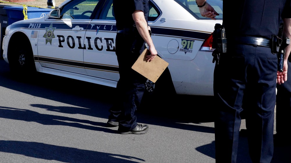 Tulsa police investigate a crime scene in Tulsa, Okla., April 1, 2015. (Photo by Michael Wyke/Tulsa World/AP)