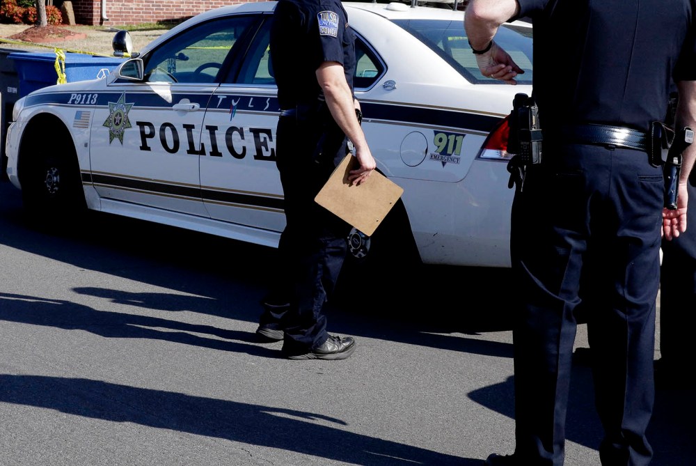 Tulsa police investigate a crime scene in Tulsa, Okla., April 1, 2015. (Photo by Michael Wyke/Tulsa World/AP)
