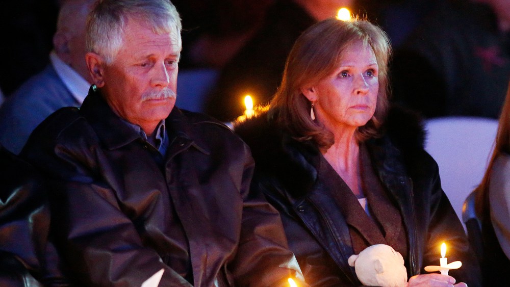 Carl, left, and Marsha Mueller hold candles at a memorial in honor of their daughter Kayla Mueller on Feb. 18, 2015, in Prescott, Ariz. (Photo by Rob Schumacher/The Arizona Republic/AP)