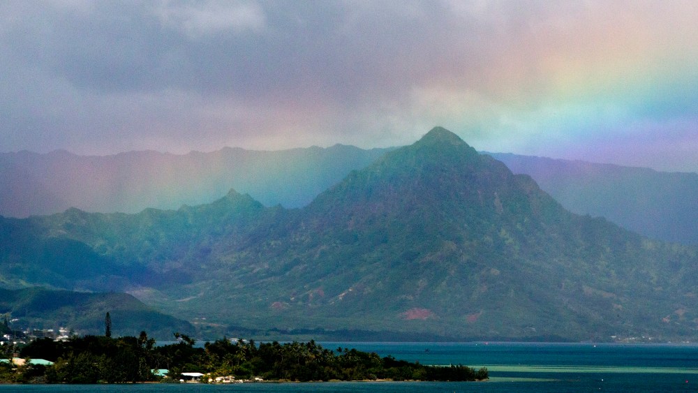 President Barack Obama's motorcade passes Kaneohe Bay as heads for the beach at Bellows Air Force Station, Jan. 3, 2015, on the island of Oahu in Hawaii, on the final day of the Obama family vacation. (Photo by Jacquelyn Martin/AP)