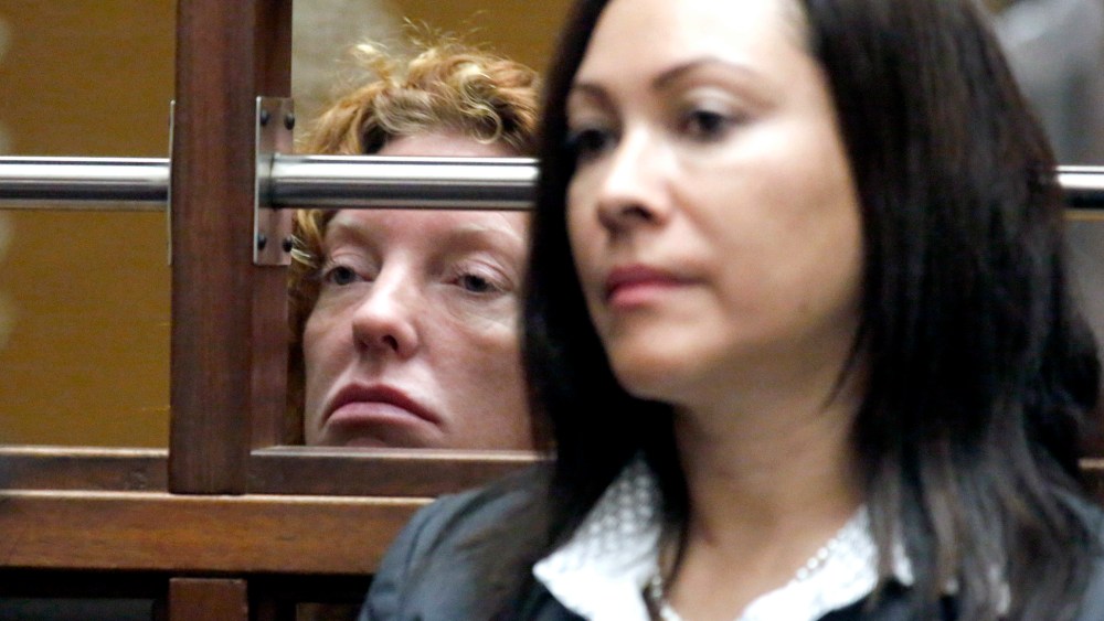 Tonya Couch, left, appears for her extradition hearing at the Los Angeles Superior Court, as one of her attorneys, Sonia Perez-Chaisson, is seen in the foreground, in Los Angeles, Jan. 5, 2016. (Photo by Genaro Molina/Los Angeles Times/AP)