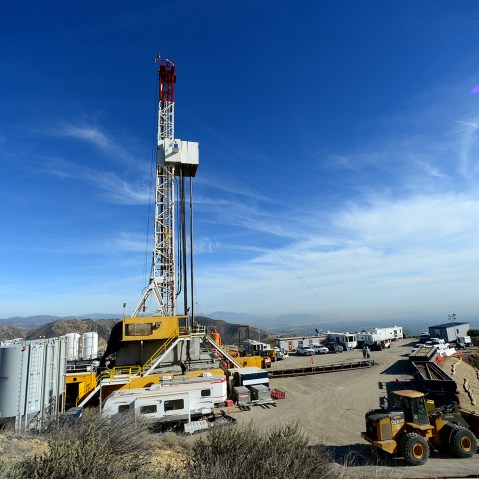 Crews from SoCalGas and outside experts work on a relief well at the Aliso Canyon facility above the Porter Ranch area of Los Angeles, Dec. 9. 2015. (Photo by Dean Musgrove/Los Angeles Daily News/AP)
