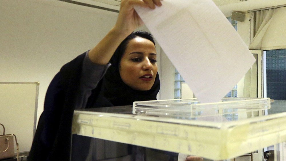 A Saudi woman casts her ballot at a polling center during municipal elections in Riyadh, Saudi Arabia, Dec. 12, 2015. (Photo by Aya Batrawy/AP)