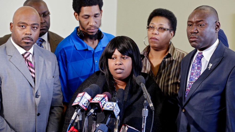 Samaria Rice, center, speaks about the investigation into the death of her son Tamir Rice, at a news conference with attorneys Walter Madison, left, and Benjamin Crump in Cleveland, Jan. 6, 2015. (Photo by Mark Duncan/AP)