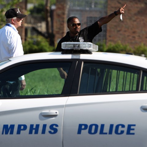 Memphis police canvas an area near where Police Officer Sean Bolton was fatally shot during a traffic stop in Memphis, Tenn. on Aug. 2, 2015. (Photo by Mike Brown/The Commercial Appeal/AP)