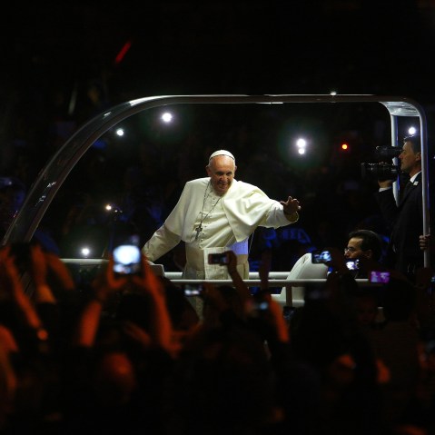Pope Francis makes his way to the Festival of Families along Benjamin Franklin Parkway in Philadelphia, Pa., on Sept. 26, 2015. (Photo by Eric Thayer/The New York Times/Pool/AP)