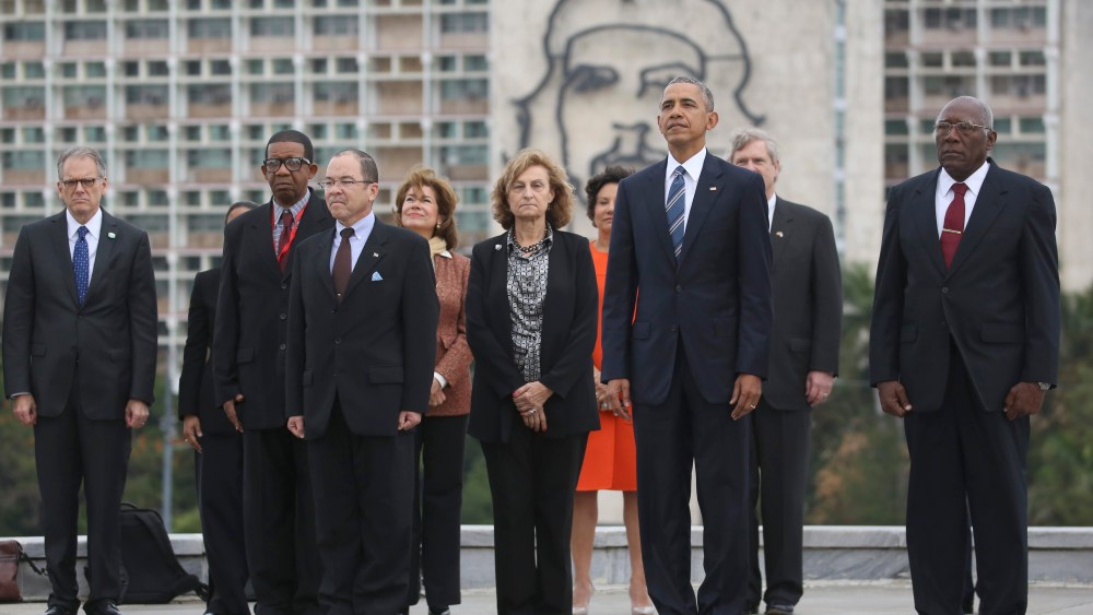 Back dropped by a monument depicting Cuba's revolutionary hero Ernesto "Che" Guevara, U.S. President Barack Obama and other members of the U.S. delegation stand during a ceremony at the Jose Marti Monument in Havana, Cuba, Monday March 21, 2016.