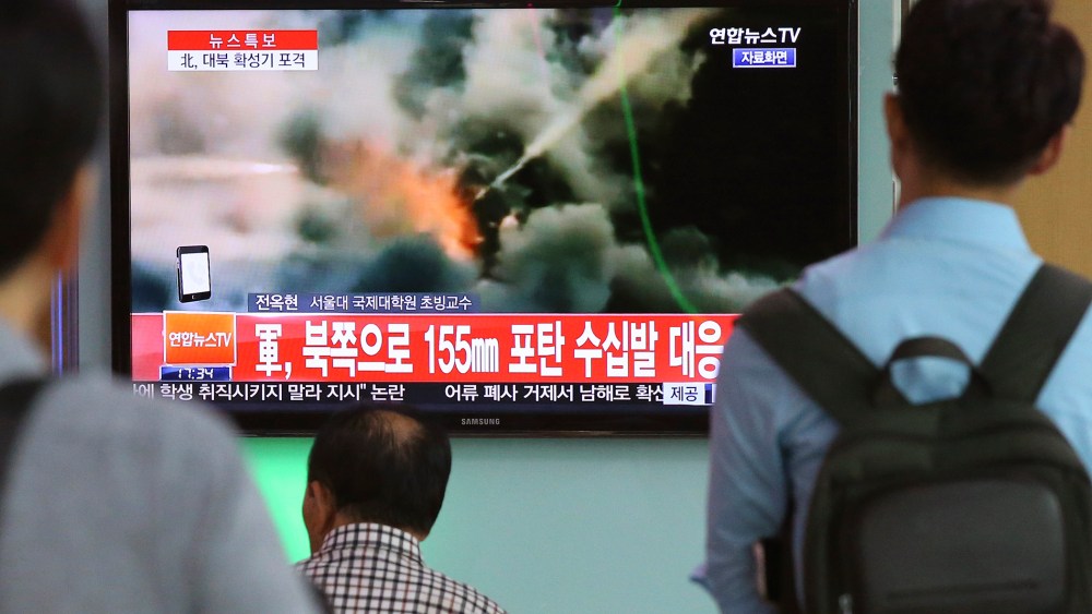 People watch news on shelling between North and South Korea, in Seoul, South Korea, Aug. 20, 2015. The South fired dozens of shells Thursday at the North after it sent a single artillery round at a South Korean border town. (Photo by Kim Do-hun/Yonhap/AP)