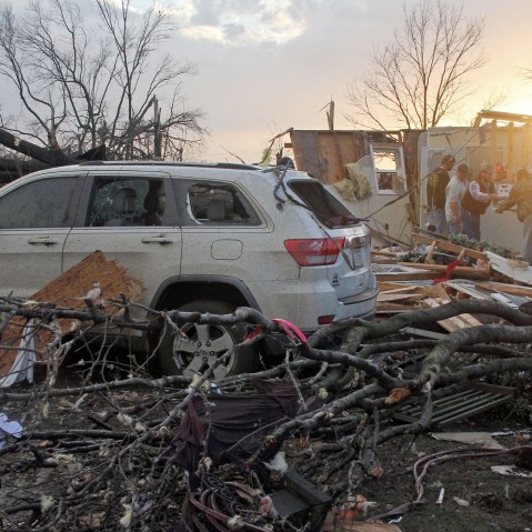 Neighbors help salvage items from a storm-damaged home in the Roundaway community near Clarksdale, Miss., Dec. 23, 2015. (Photo by Troy Catchings/The Press Register/AP)