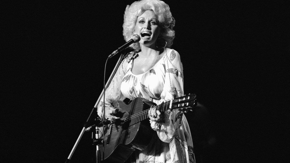 American singer Dolly Parton performs during her Tokyo concert on July 30, 1979. (Photo by AP)