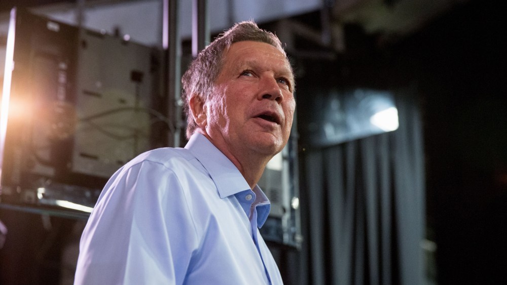 Republican presidential candidate, Ohio Gov. John Kasich, center, greets members of the media at Quicken Loans Arena in Cleveland, Aug. 6, 2015, before the first Republican presidential debate. (Photo by Andrew Harnik/AP)