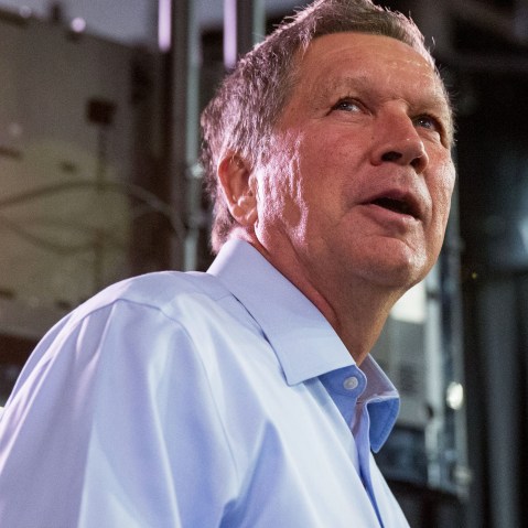 Republican presidential candidate, Ohio Gov. John Kasich, center, greets members of the media at Quicken Loans Arena in Cleveland, Ohio on Aug. 6, 2015. (Photo by Andrew Harnik/AP)