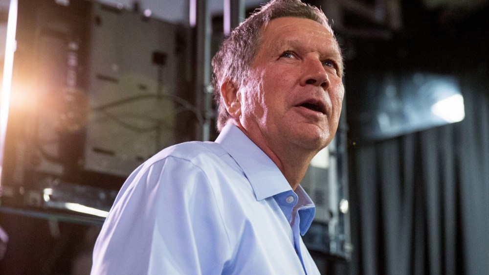 Republican presidential candidate, Ohio Gov. John Kasich, center, greets members of the media at Quicken Loans Arena in Cleveland, Ohio on Aug. 6, 2015. (Photo by Andrew Harnik/AP)