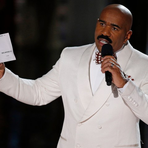 Steve Harvey holds up the card showing the winners after he incorrectly announced Miss Colombia Ariadna Gutierrez at the winner at the Miss Universe pageant, Dec. 20, 2015, in Las Vegas, Nev. (Photo by John Locher/AP)