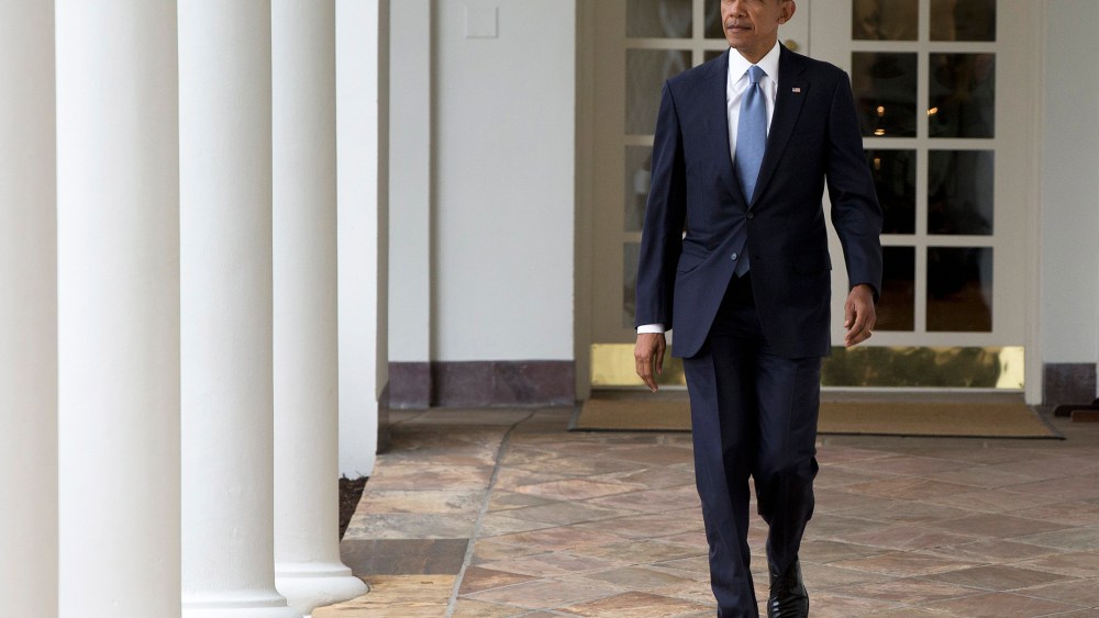 President Barack Obama walks along the colonnade of the White House in Washington, D.C., Jan. 12, 2016, to the residence from the Oval Office. (Photo by Carolyn Kaster/AP)