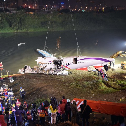 Rescuers lift the wreckage of the TransAsia ATR 72-600 oot of the Keelung river at New Taipei City on Feb. 4, 2015. (Photo by Sam Yeh/AFP/Getty)