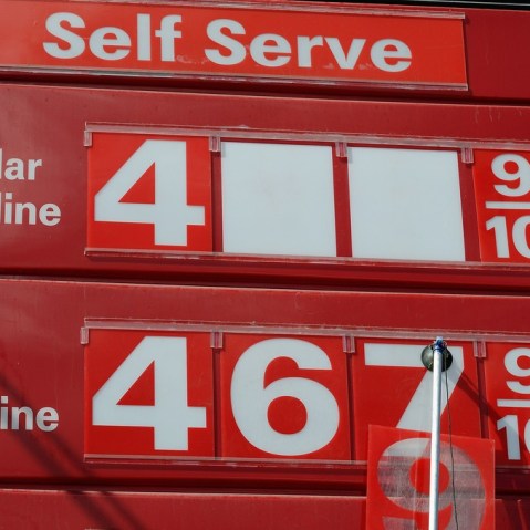 A gas station attendent changes gas prices on Oct. 10, in Los Angeles.  (Photo: Kevork Djansezian/Getty Images)