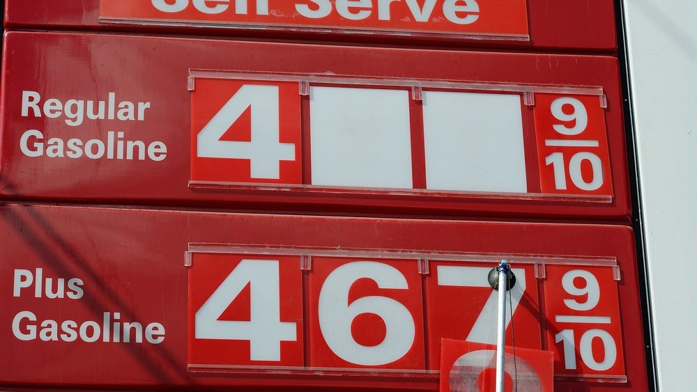 A gas station attendent changes gas prices on Oct. 10, in Los Angeles.  (Photo: Kevork Djansezian/Getty Images)