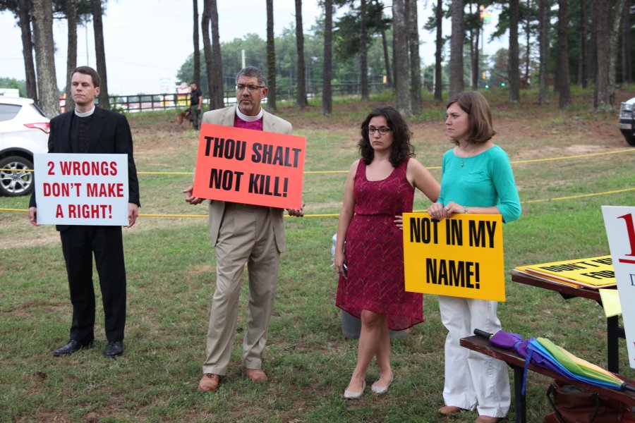 Image: protesters outside prison