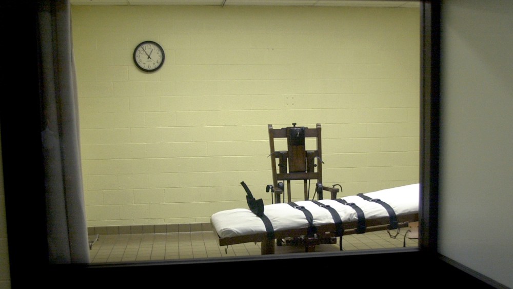 A view of the death chamber from the witness room. (Photo by Mike Simons/Getty)