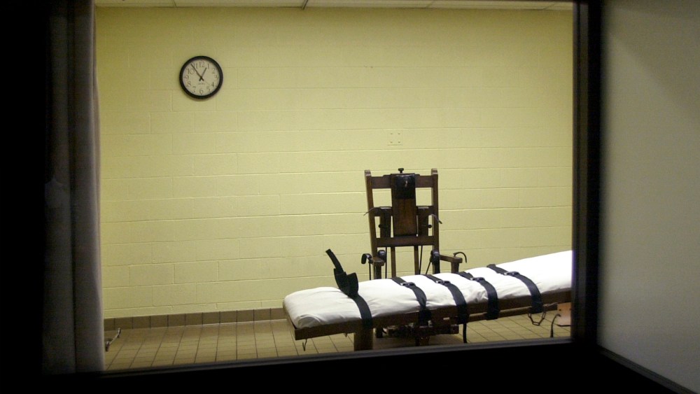 A view of the death chamber from the witness room at the Southern Ohio Correctional Facility shows an electric chair and gurney Aug. 29, 2001 in Lucasville, Ohio. (Photo by Mike Simons/Getty)