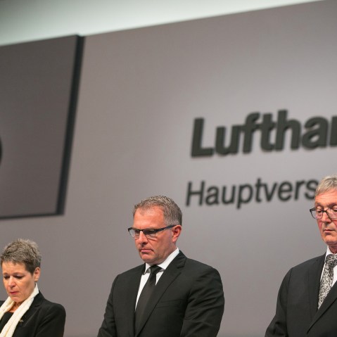 Simone Menne, CFO of Deutsche Lufthansa AG, Carsten Spohr, CEO of Deutsche Lufthansa AG, and Wolfgang Mayrhuber, chairman of Deutsche Lufthansa AG, during an Germanwings annual meeting in Hamburg, April 29, 2015. (Photo by Krisztian Bocsi/Bloomberg/Getty)