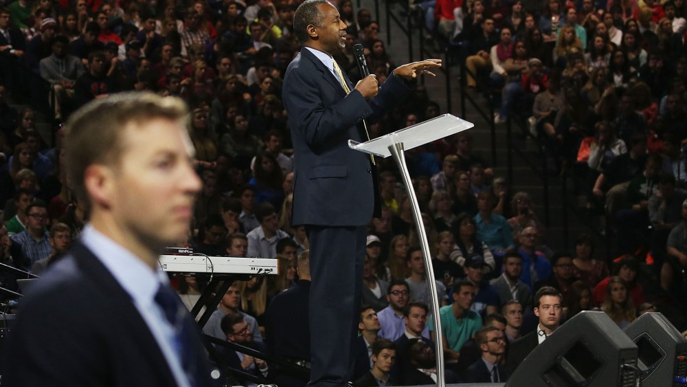 A US Secret Service Agent stands guard as Republican President candidate Dr. Ben Carson speaks at Liberty University, on Nov. 11, 2015 in Lynchburg, Va. (Photo by Mark Wilson/Getty)