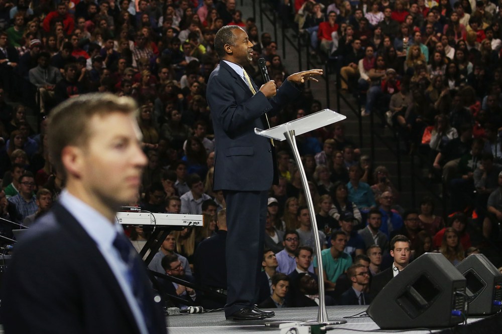 A US Secret Service Agent stands guard as Republican President candidate Dr. Ben Carson speaks at Liberty University, on Nov. 11, 2015 in Lynchburg, Va. (Photo by Mark Wilson/Getty)