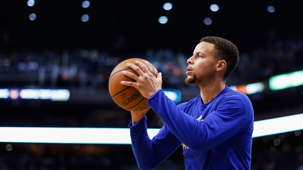 Stephen Curry #30 of the Golden State Warriors warms up before an NBA game on Nov. 27, 2015 in Phoenix, Ariz. (Photo by Christian Petersen/Getty)