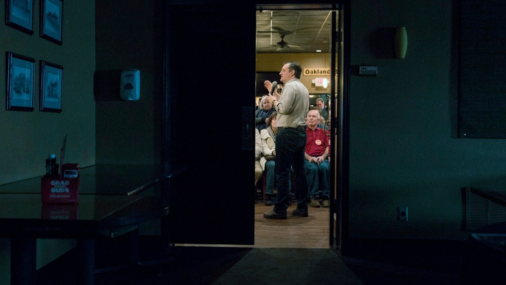 Republican presidential candidate U.S. Sen. Ted Cruz (R-TX) speaks at Charlie's Steakhouse on Jan. 4, 2016 in Carroll, Iowa. (Photo by Aaron P. Bernstein/Getty)