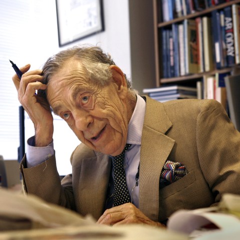 Morley Safer in New York on his 39th anniversary with 60 Minutes, Sep. 17, 2009. (Photo by Carolyn Cole/Los Angeles Times/Getty)