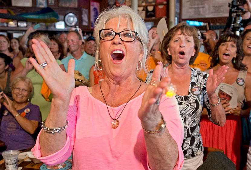 Paula Deen cheers for her husband Michael Groover during the semi-finals of the 'Papa' Hemingway Look-Alike Contest in Key West, Florida, July 21, 2012. (Photo by Andy Newman/Florida Keys News/EPA)