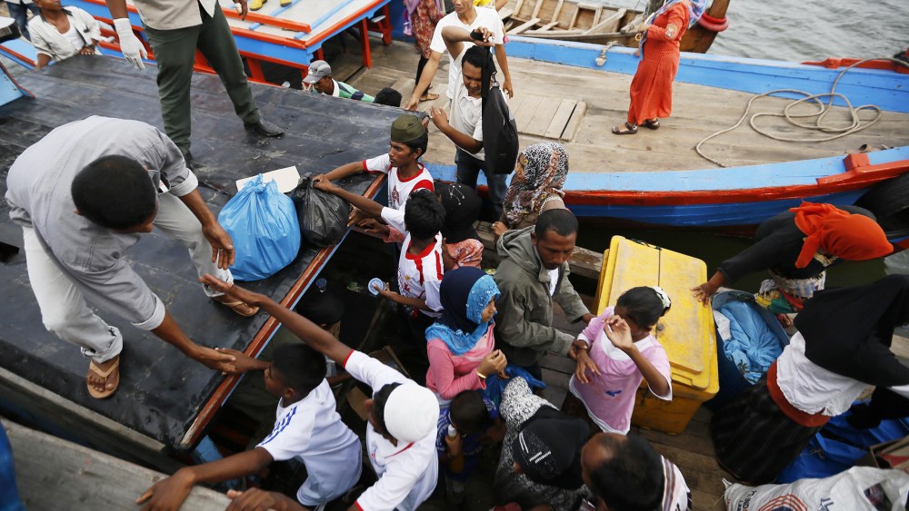 Myanmar and Bangladeshi Rohingya migrants arrive on a boat of local fisherman in Kuala Langsa, Indonesia on May 15, 2015. (Photo by Hotli Simanjuntak/EPA)
