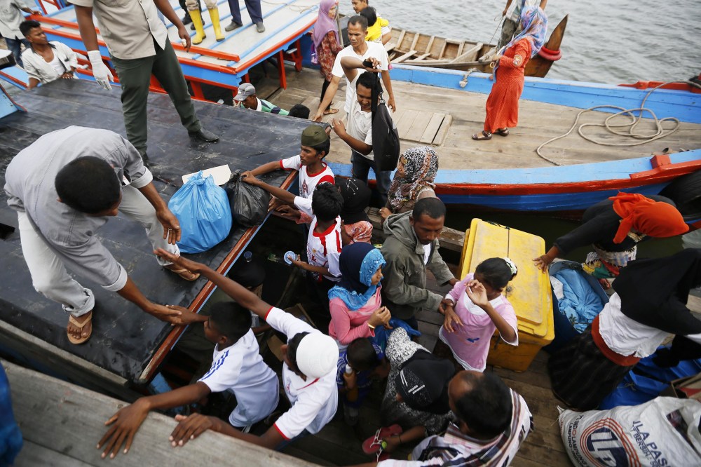 Myanmar and Bangladeshi Rohingya migrants arrive on a boat of local fisherman in Kuala Langsa, Indonesia on May 15, 2015. (Photo by Hotli Simanjuntak/EPA)