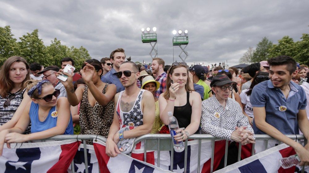 Supporters arrive early before Democratic 2016 US presidential candidate Hillary Clinton makes her official launch address on Roosevelt Island in New York, N.Y. on June 13, 2015. (Photo by Andrew Gombert/EPA)