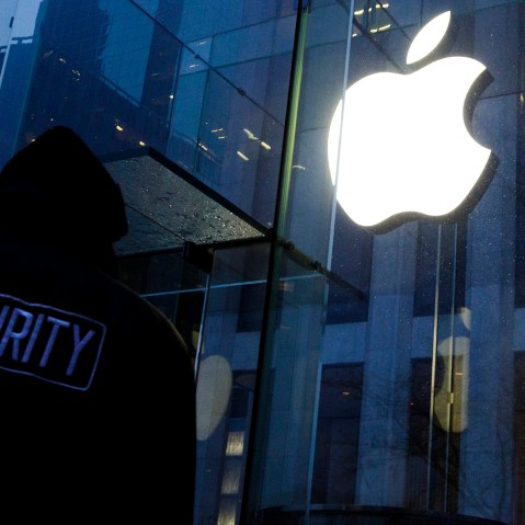 A file picture dated Feb. 23, 2016 shows a security guard patrolling in front of an Apple Store before a small rally in support of the company's privacy policy in New York. (Photo by Justin Lane/EPA)