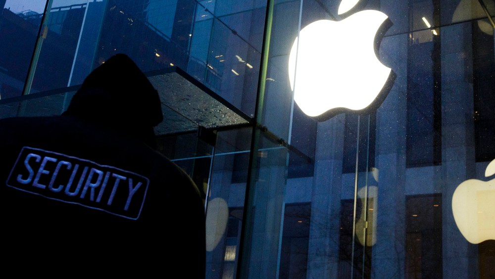 A file picture dated Feb. 23, 2016 shows a security guard patrolling in front of an Apple Store before a small rally in support of the company's privacy policy in New York. (Photo by Justin Lane/EPA)